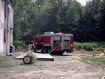 Fahrzeug vor dem Brandhaus